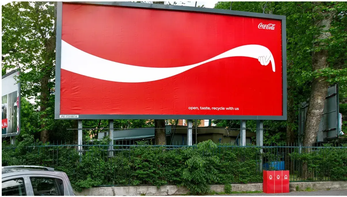 marketing traditionnel vs marketing numérique, panneau publicitaire Coca-Cola