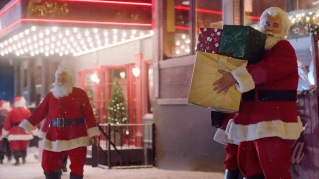 Coca-Cola brings its iconic holiday characters, such as Santa Claus, his caravans and polar bears, to life using AI. For the end-of-year holidays, the brand is unveiling products driven by AI. […]