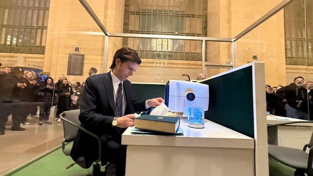 New York commuters got to experience the story of the Apple TV+ show during an activation at Grand Central.